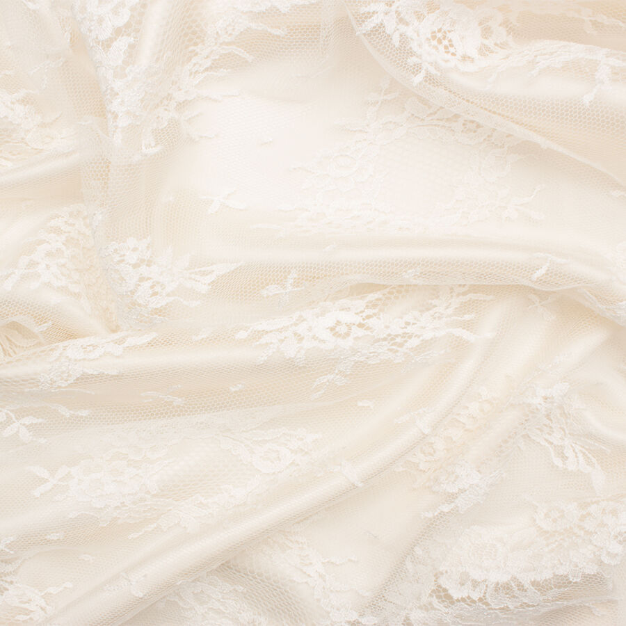 Ivory One Sided Border Chantilly Lace (A 2m Piece)