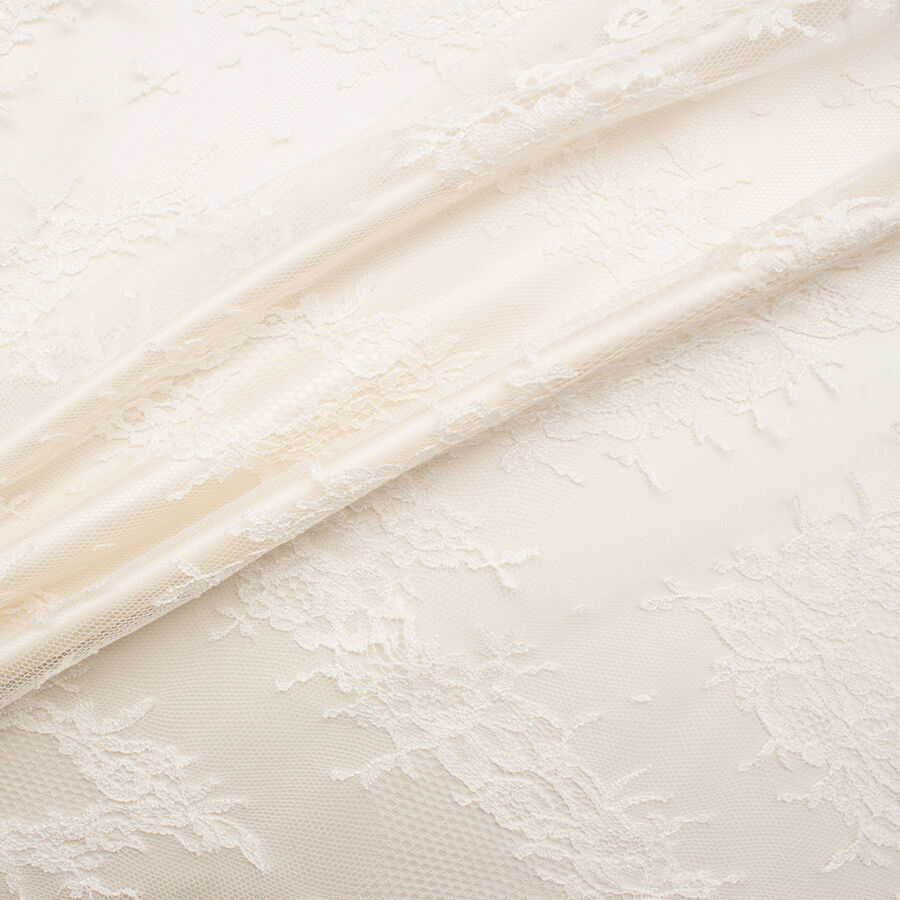 Ivory One Sided Border Chantilly Lace (A 2m Piece)